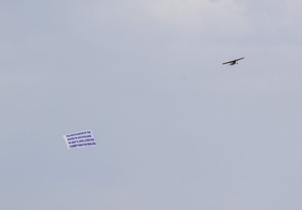 FETÖ’yu Uçakla Pankart Açarak Uyardı!