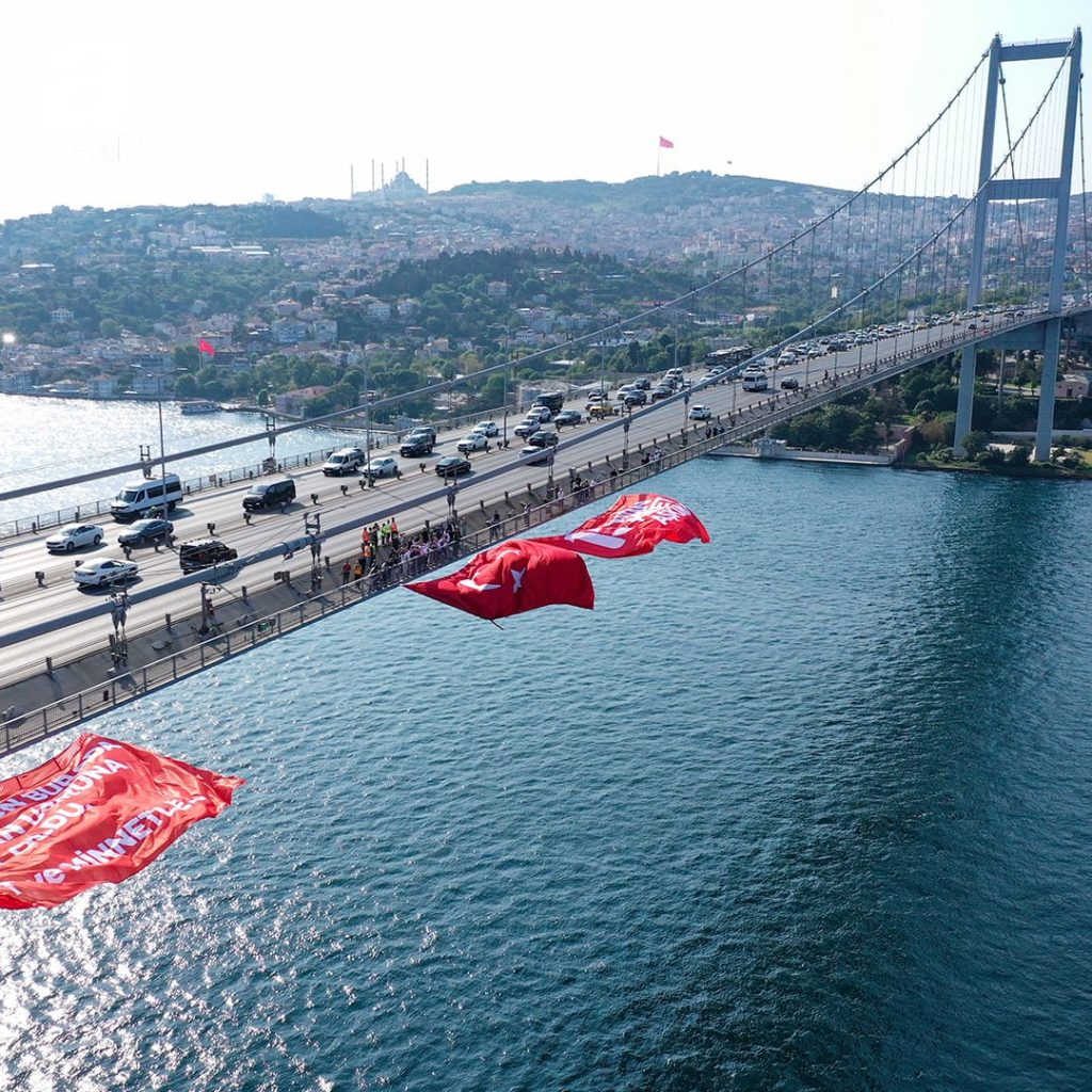 15 Temmuz Şehitler Köprüsüne Dev Türk Bayrağı Asıldı