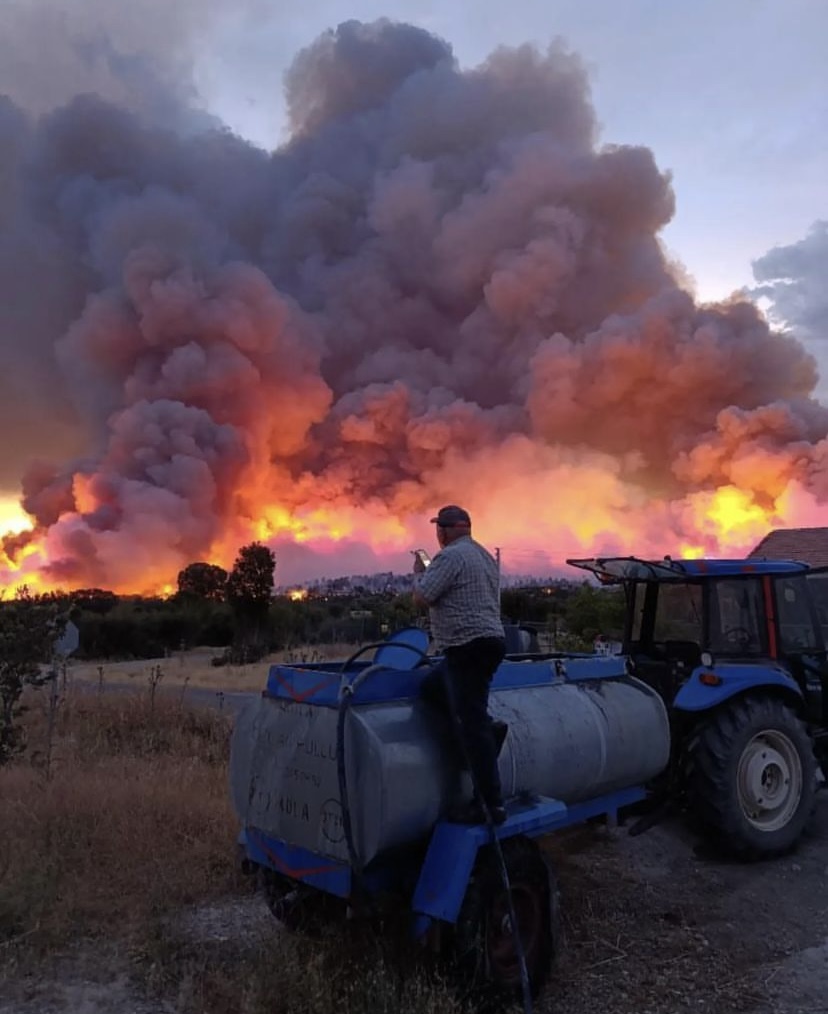Uşak’ta Tarım Arazileri ve Ormanlık Alanda Çıkan Yangına Müdahale Sürüyor