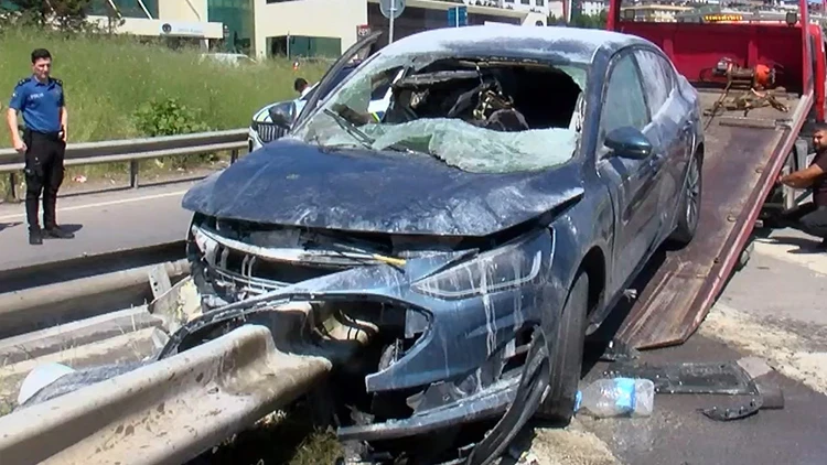 İSTANBUL’DA FECİ KAZA! OTOMOBİL BARİYERLERE GİRDİ: