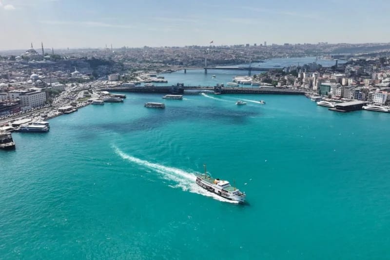 İSTANBUL BOĞAZI’NIN RENGİ TURKUAZA BÜRÜNDÜ
