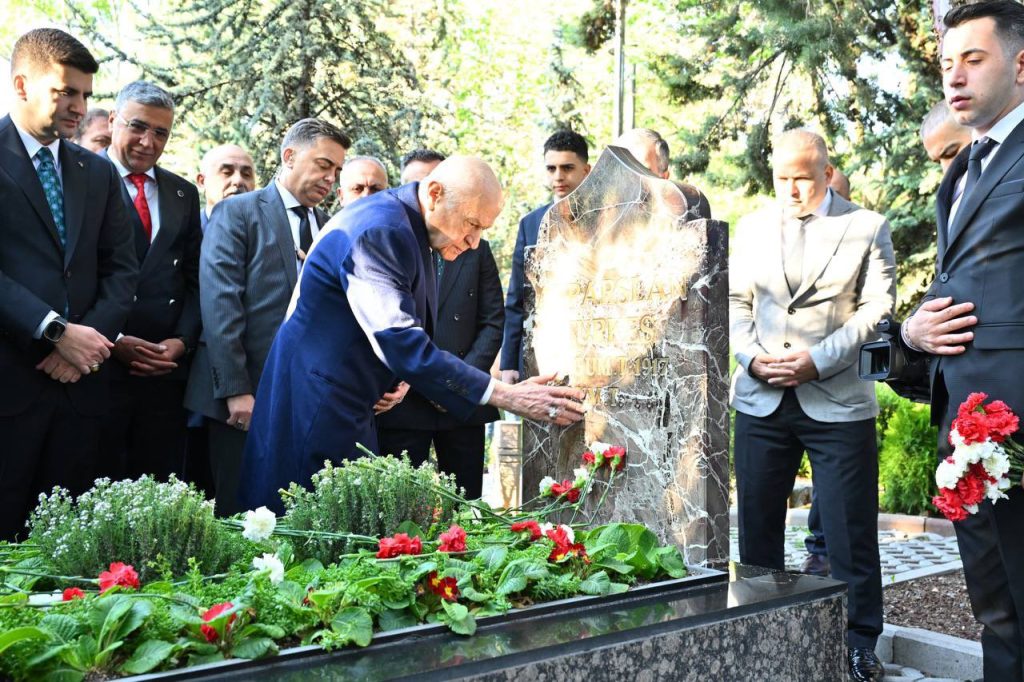 SAYIN DEVLET BAHÇELİ MERHURUM ALPASLAN TÜRKEŞ, İN KABRİNİ ZİYARET ETTİ