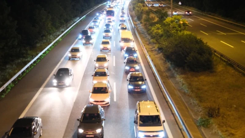 BAYRAM DÖNÜŞÜ TRAFİĞİ BAŞLADI: ARAÇ KUYRUKLARI KİLOMETRELERCE UZANDI
