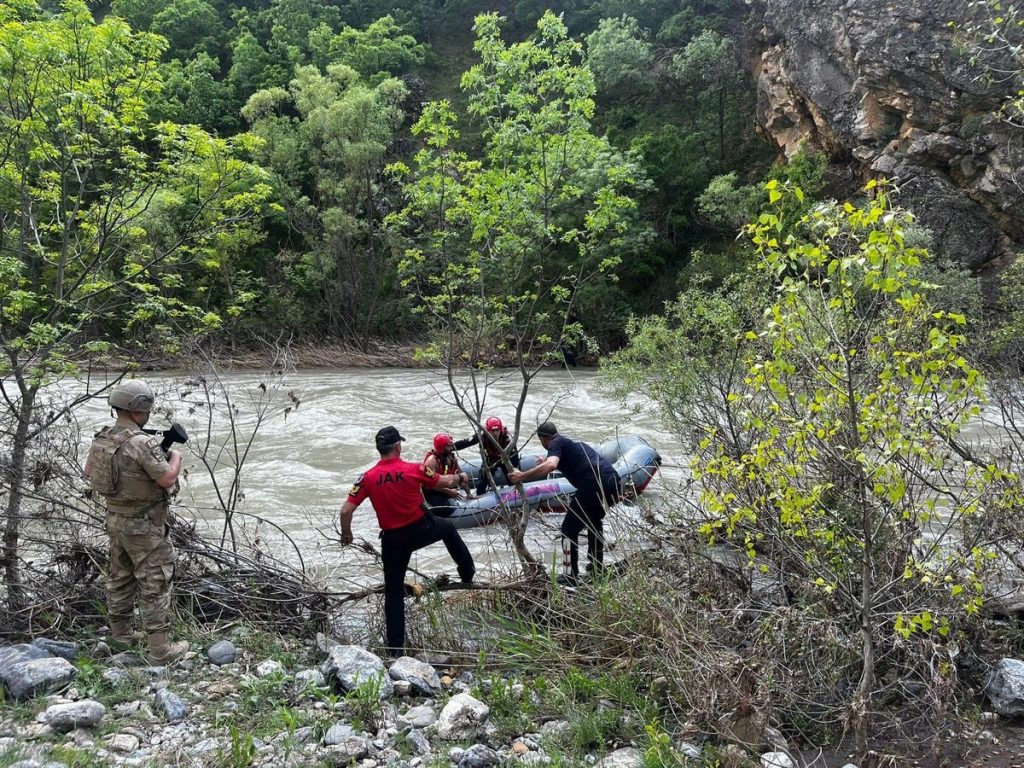 PÜLÜMÜR ÇAYI’NDA AĞAÇTA MAHSUR KALDI, EKİPLER KURTARDI