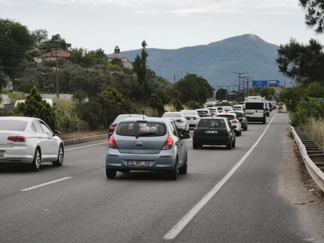 TATİLCİLER MUĞLA’YA AKIN ETTİ! ARAÇ KUYRUĞU 22 KİLilOMETREYE ULAŞTI